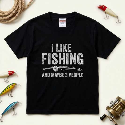 「I LIKE FISHING AND MAYBE 3 PEOPLE」釣りユーモアTシャツ | CASTMODE