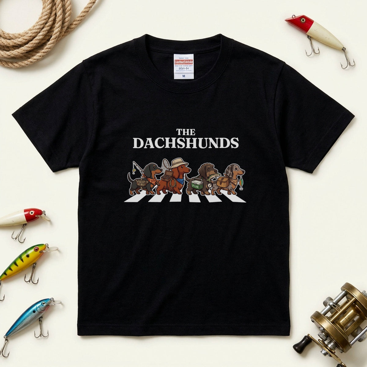 THE DACHSHUNDS | 横断歩道 ゆるかわ ダックスフンド フィッシング パロディTシャツ【愛犬家・釣り好き・アウトドア・ギフトに最適】
