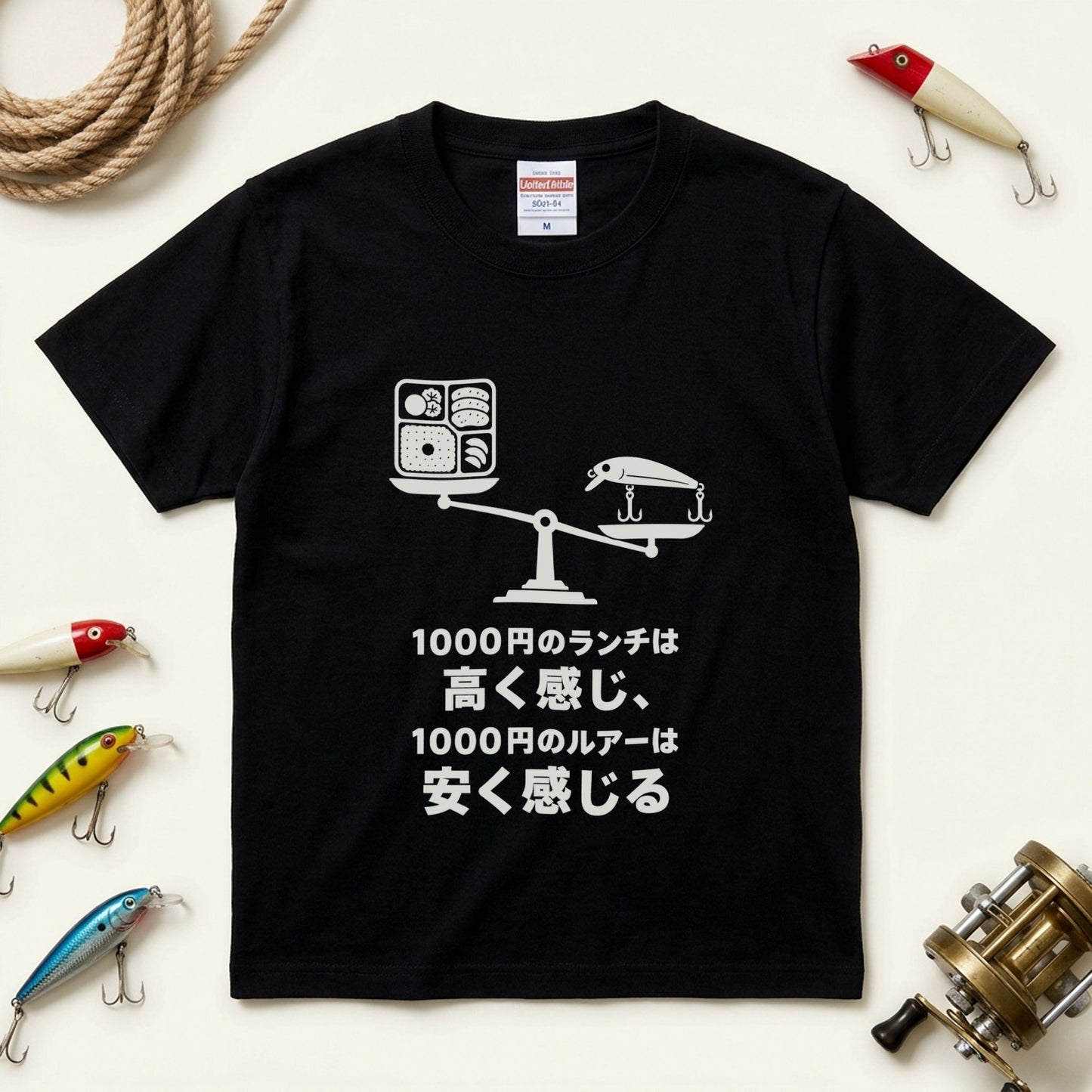 【釣り人あるある】1000円のランチは高く感じ1000円のルアーは安く感じる Tシャツ | CASTMODE