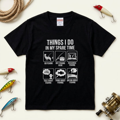 「THINGS I DO IN MY SPARE TIME」おもしろ 釣り Tシャツ - アイコン イラスト | 釣り 服 | CASTMODE