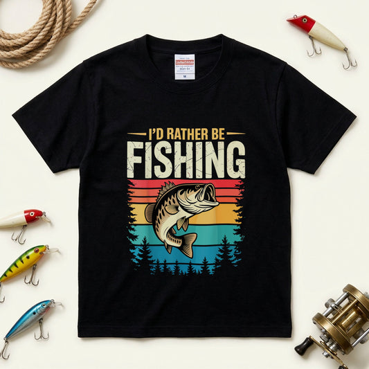 「I'D RATHER BE FISHING」レトロサンセット ブラックバスTシャツ | CASTMODE