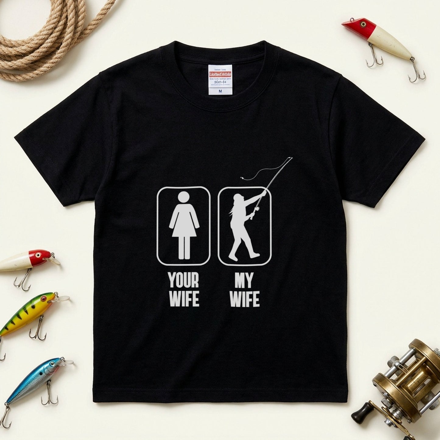 【YOUR WIFE vs MY WIFE】おもしろ 釣りジョーク黒Tシャツ | CASTMODE