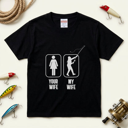 【YOUR WIFE vs MY WIFE】おもしろ 釣りジョーク黒Tシャツ | CASTMODE