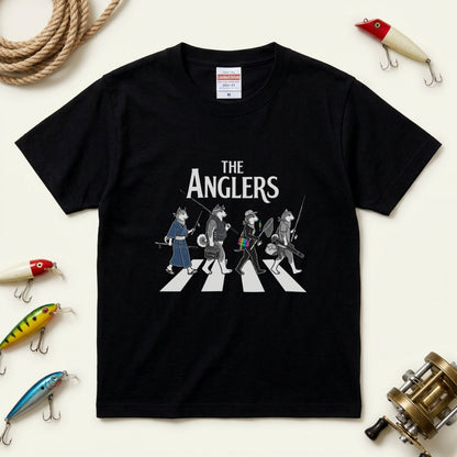THE ANGLERS SHIBA | 釣り人 柴犬 横断歩道 ゆるかわ パロディ Tシャツ【犬好き・愛犬家・和犬・釣りグッズ・イベント・プレゼントに最適】