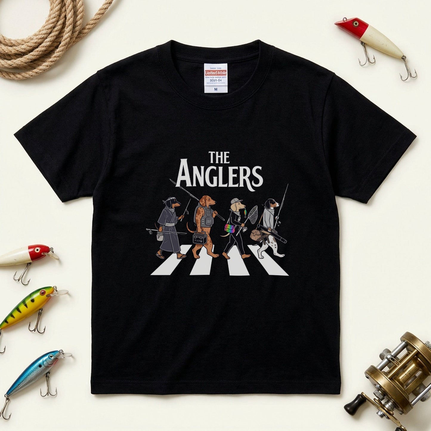 THE ANGLERS DACHSHUND| 釣り人 ミニチュアダックス 横断歩道 ゆるかわ パロディ Tシャツ【犬好き・愛犬家・釣りグッズ・イベント・プレゼントに最適】