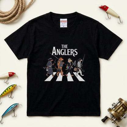 THE ANGLERS DACHSHUND| 釣り人 ミニチュアダックス 横断歩道 ゆるかわ パロディ Tシャツ【犬好き・愛犬家・釣りグッズ・イベント・プレゼントに最適】