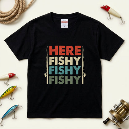 「HERE FISHY FISHY FISHY」釣り Tシャツ - ヴィンテージ ロッド イラスト | 釣り 服 | CASTMODE