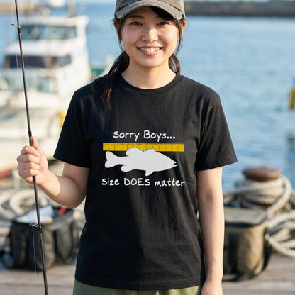 【Sorry Boys... Size DOES matter】おもしろ 釣りジョーク黒Tシャツ | CASTMODE