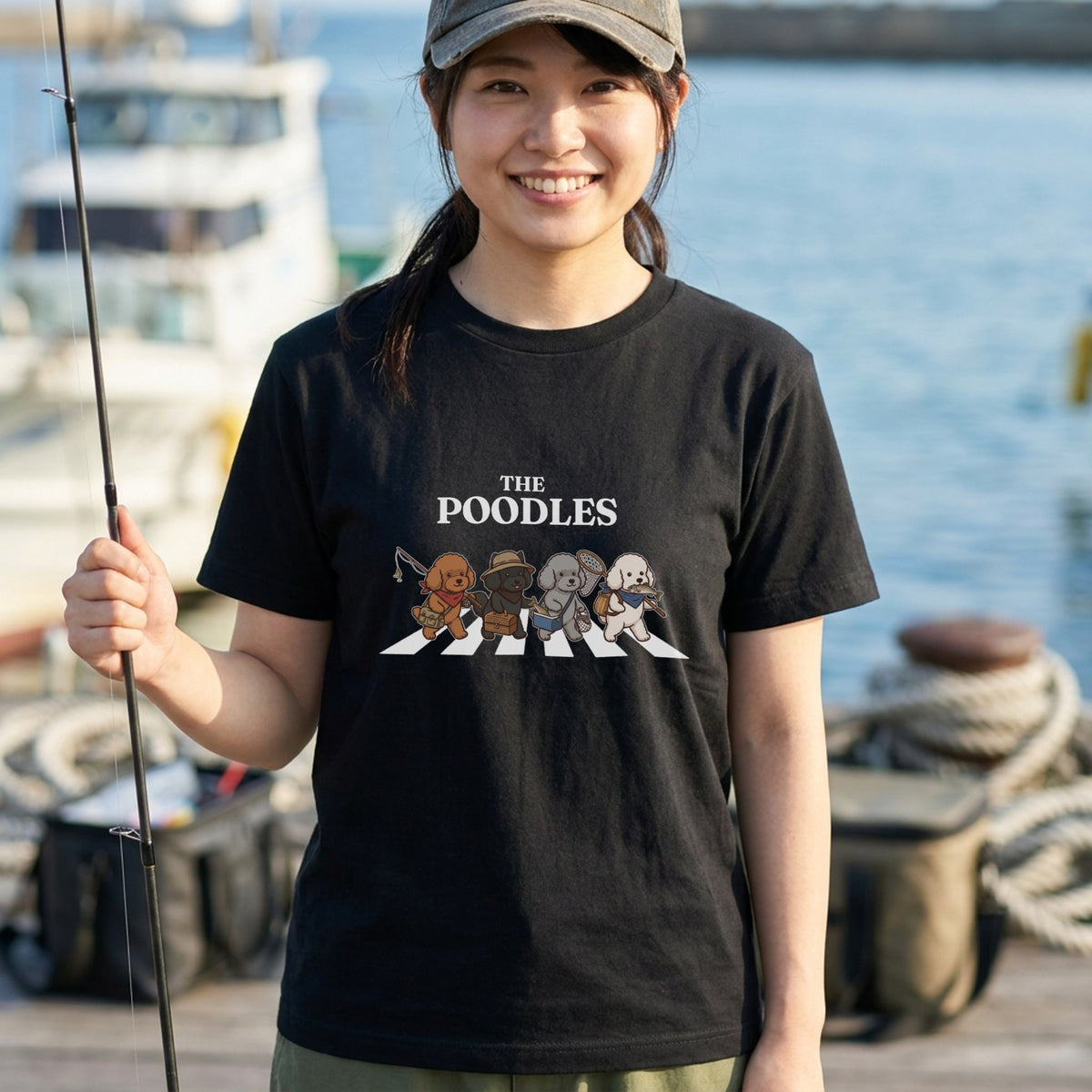 THE POODLES | 横断歩道 ゆるかわ プードル フィッシング パロディTシャツ【愛犬家・釣り好き・アウトドア・ギフトに最適】