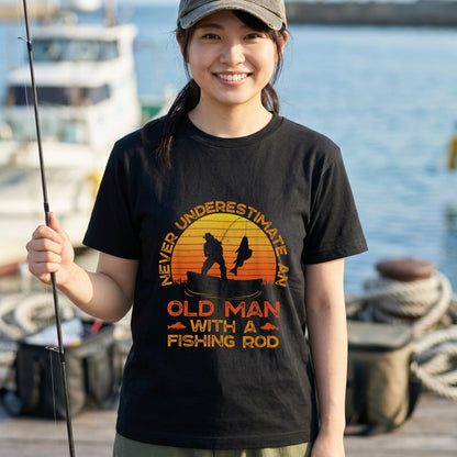 Never Underestimate An Old Man With A Fishing Rod ヴィンテージ風 釣り黒Tシャツ | CASTMODE