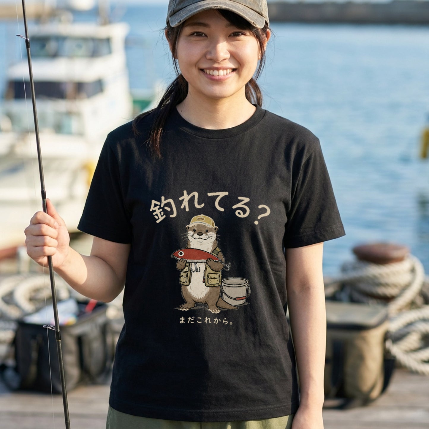 FISHING OTTER | ゆるかわ カワウソ 釣りガール 釣り男子 メッセージ グラフィック Tシャツ【動物雑貨・普段着・キャンプ・ユニセックス・ギフトに最適】