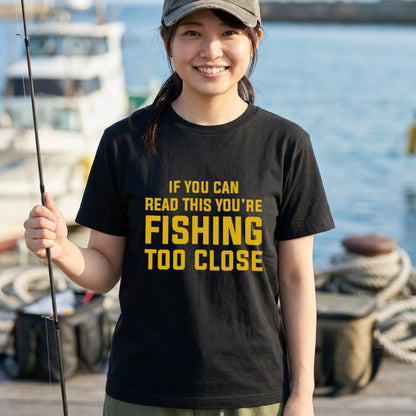 YOU'RE FISHING TOO CLOSE Tシャツ | 釣り好き・ユーモア・おもしろ・バス釣り・フィッシングに人気