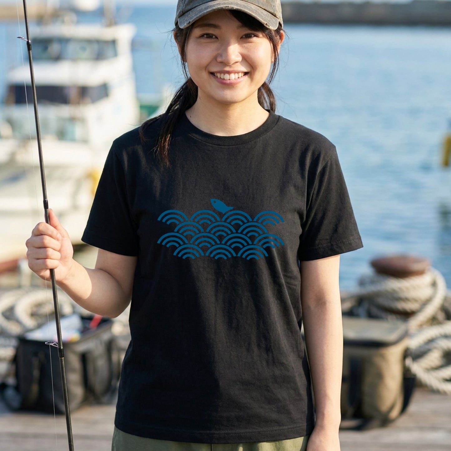 青海波と魚 ワンポイントTシャツ｜和柄・藍色の釣りシャツ | CASTMODE