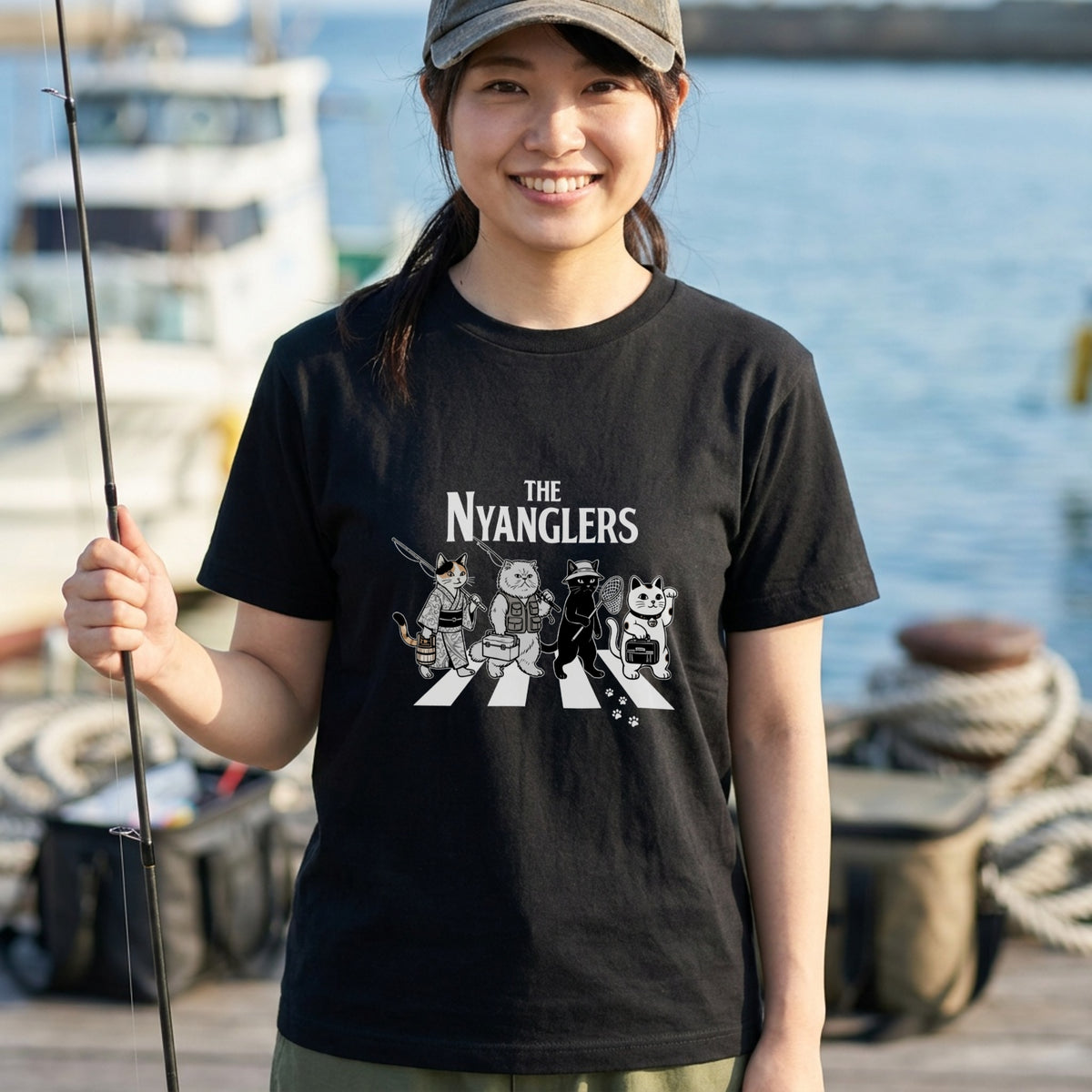 THE NYANGLERS | 招き猫 釣り猫 横断歩道 ゆるかわ パロディ Tシャツ【猫グッズ・釣り人・アウトドア・プレゼントに最適】