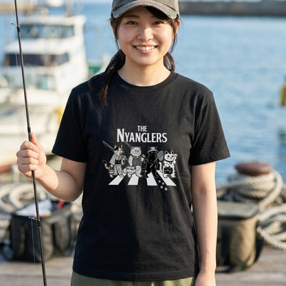 THE NYANGLERS | 招き猫 釣り猫 横断歩道 ゆるかわ パロディ Tシャツ【猫グッズ・釣り人・アウトドア・プレゼントに最適】