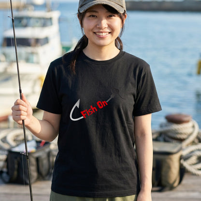 「Fish On」釣り Tシャツ - 釣り針 フック ロゴ グラフィック | 釣り 服 | CASTMODE
