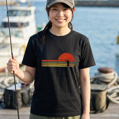 【70sレトロサンセット】ボーダーライン×フライフィッシング黒Tシャツ | CASTMODE