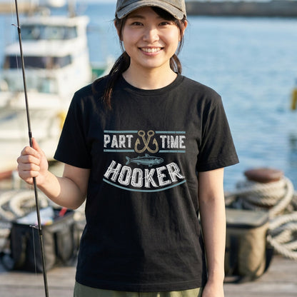 「PART TIME HOOKER」ヴィンテージ調 釣りユーモアTシャツ | CASTMODE
