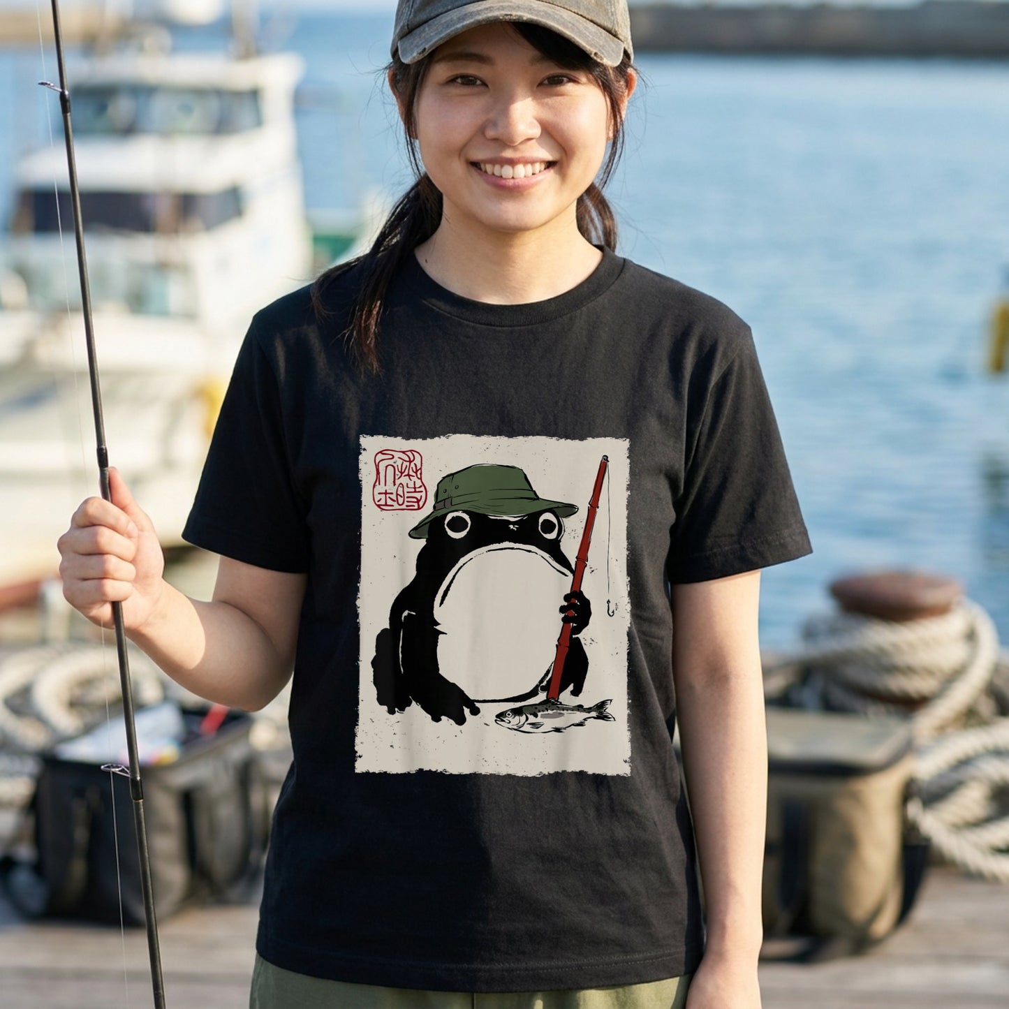 「Japanese Frog Angler」和モダン カエル絵図 Tシャツ