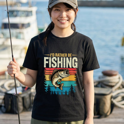 「I'D RATHER BE FISHING」レトロサンセット ブラックバスTシャツ | CASTMODE
