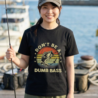 「DON'T BE A DUMB BASS」おもしろ 釣り Tシャツ - ヴィンテージ レトロ | CASTMODE