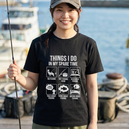 「THINGS I DO IN MY SPARE TIME」おもしろ 釣り Tシャツ - アイコン イラスト | 釣り 服 | CASTMODE