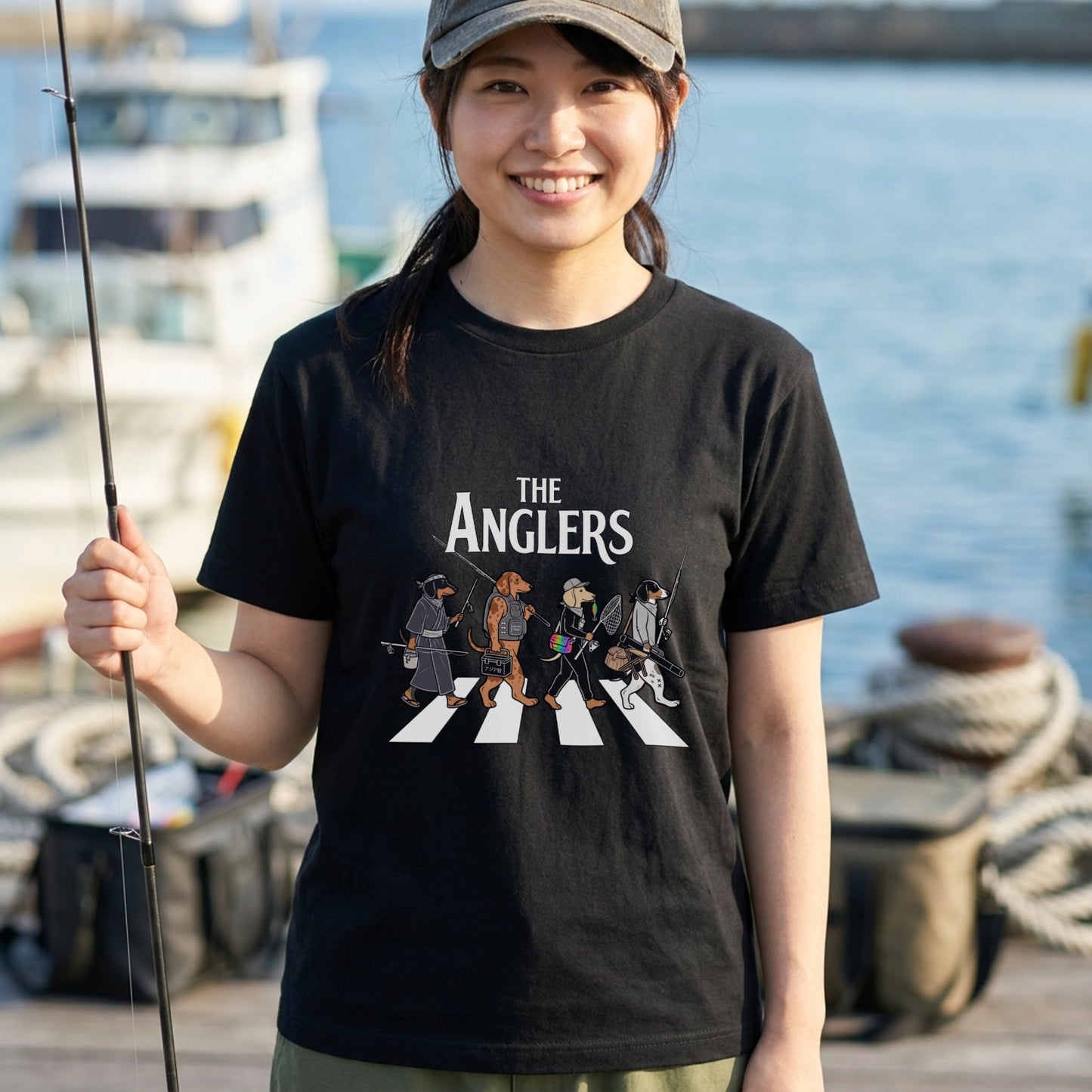 THE ANGLERS DACHSHUND| 釣り人 ミニチュアダックス 横断歩道 ゆるかわ パロディ Tシャツ【犬好き・愛犬家・釣りグッズ・イベント・プレゼントに最適】