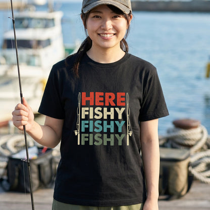 「HERE FISHY FISHY FISHY」釣り Tシャツ - ヴィンテージ ロッド イラスト | 釣り 服 | CASTMODE