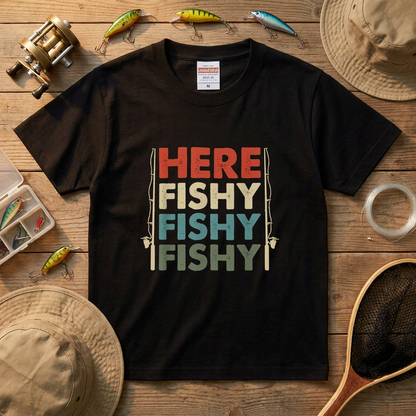 「HERE FISHY FISHY FISHY」釣り Tシャツ - ヴィンテージ ロッド イラスト | 釣り 服 | CASTMODE