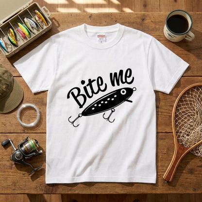 「Bite me」ルアー イラスト Tシャツ - おもしろ 釣り 服 | CASTMODE