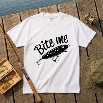 「Bite me」ルアー イラスト Tシャツ - おもしろ 釣り 服 | CASTMODE