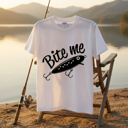 「Bite me」ルアー イラスト Tシャツ - おもしろ 釣り 服 | CASTMODE