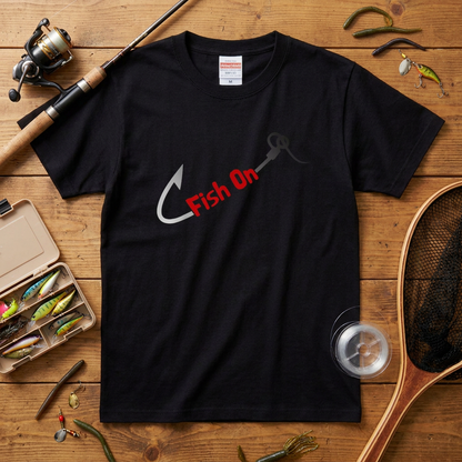 「Fish On」釣り Tシャツ - 釣り針 フック ロゴ グラフィック | 釣り 服 | CASTMODE