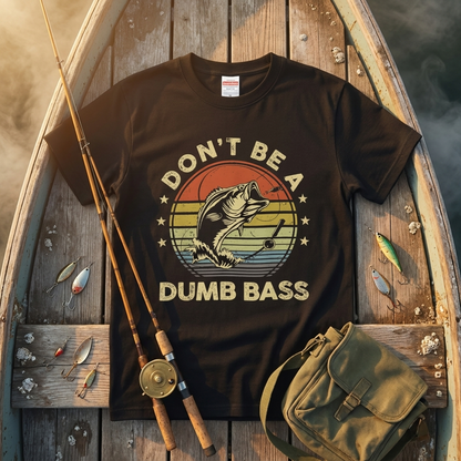 「DON'T BE A DUMB BASS」おもしろ 釣り Tシャツ - ヴィンテージ レトロ | CASTMODE