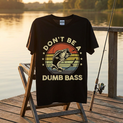 「DON'T BE A DUMB BASS」おもしろ 釣り Tシャツ - ヴィンテージ レトロ | CASTMODE