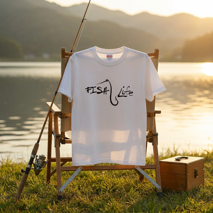 「FISH Life」フックタイポグラフィ ミニマル白Tシャツ | CASTMODE