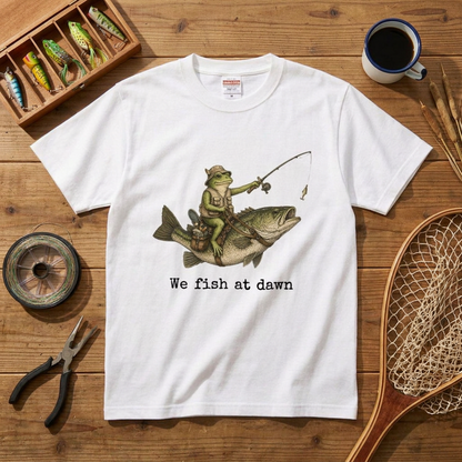 「We Fish at Dawn」ブラックバスに跨るカエル ヴィンテージ風Tシャツ | CASTMODE