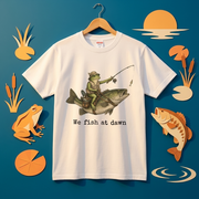 「We Fish at Dawn」ブラックバスに跨るカエル ヴィンテージ風Tシャツ | CASTMODE