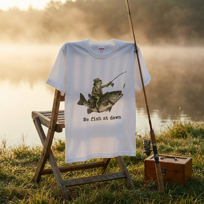 「We Fish at Dawn」ブラックバスに跨るカエル ヴィンテージ風Tシャツ | CASTMODE