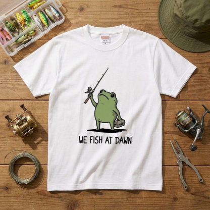 「WE FISH AT DAWN」タックルボックスとカエルTシャツ