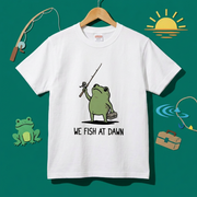 「WE FISH AT DAWN」タックルボックスとカエルTシャツ