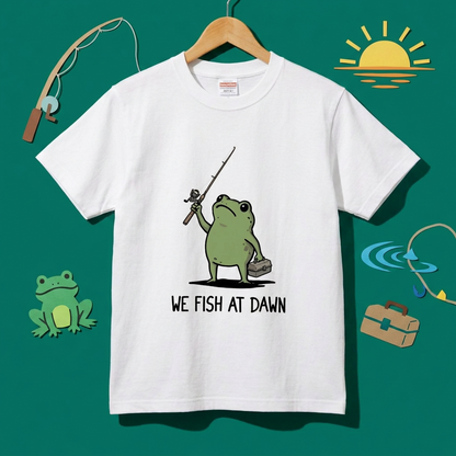 「WE FISH AT DAWN」タックルボックスとカエルTシャツ