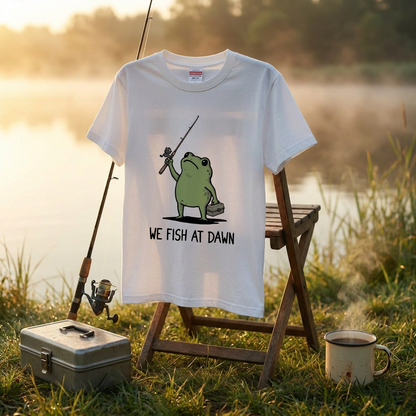 「WE FISH AT DAWN」タックルボックスとカエルTシャツ