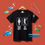 【YOUR WIFE vs MY WIFE】おもしろ 釣りジョーク黒Tシャツ | CASTMODE