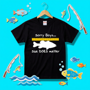 【Sorry Boys... Size DOES matter】おもしろ 釣りジョーク黒Tシャツ | CASTMODE