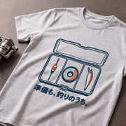 Tackle Box Jumbi Mo Tsuri No Uchi タックルボックス「準備も、釣りのうち。」 Tシャツ｜フロントプリント