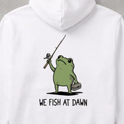 We Fish At Dawn 朝マズメ カエル釣り師「We Fish At Dawn」 パーカー フーディ｜バックプリント